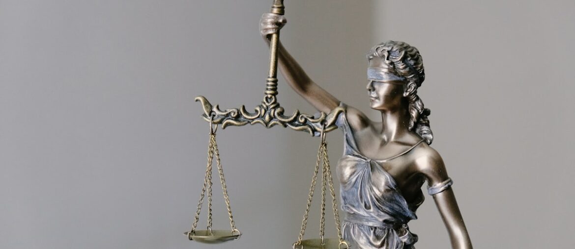 Statue of Lady Justice holding scales - mitigation of damages under English law