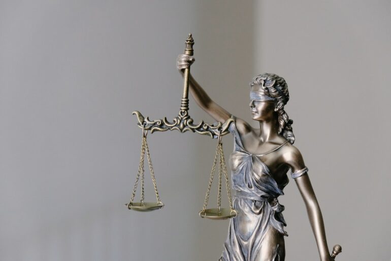 Statue of Lady Justice holding scales - mitigation of damages under English law