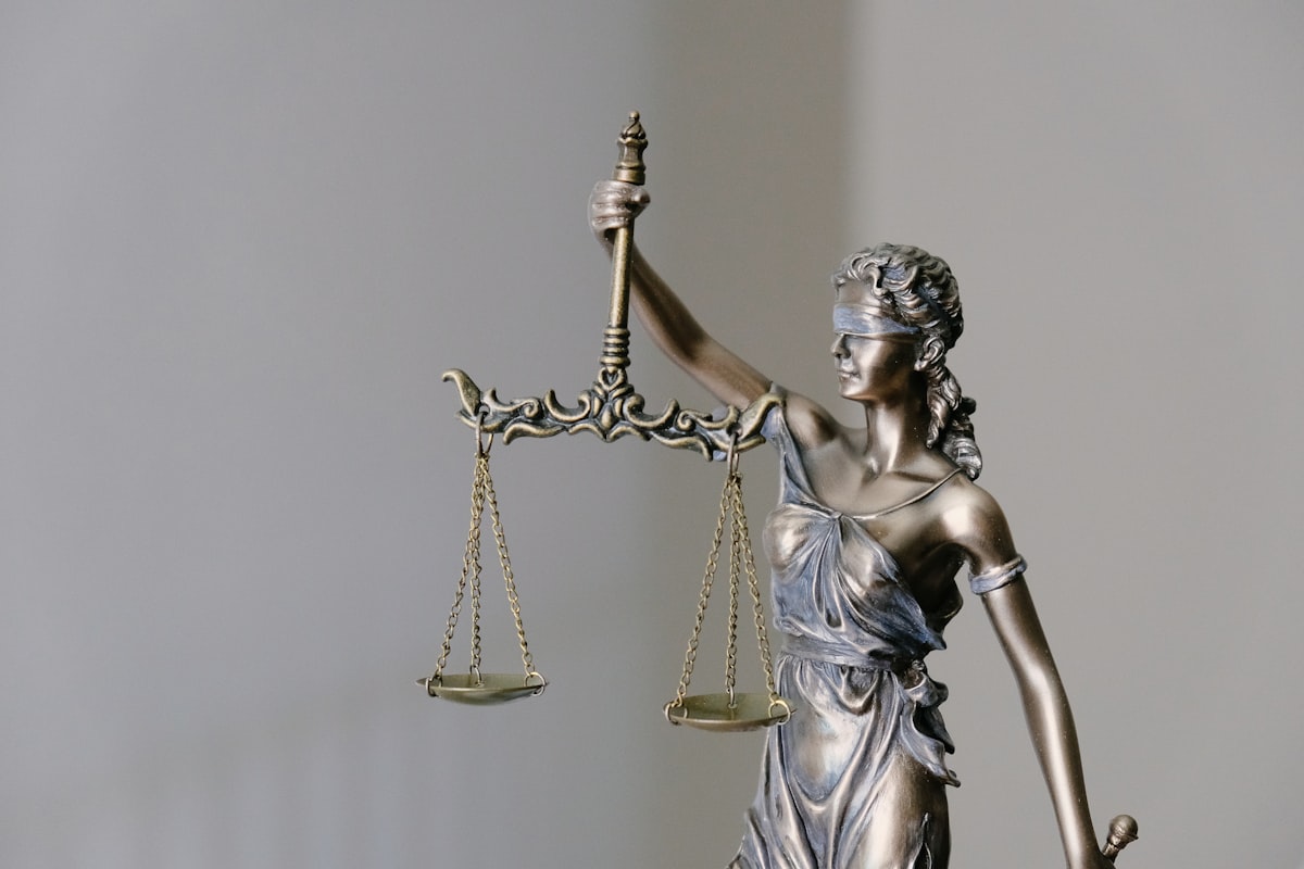 Statue of Lady Justice holding scales - mitigation of damages under English law